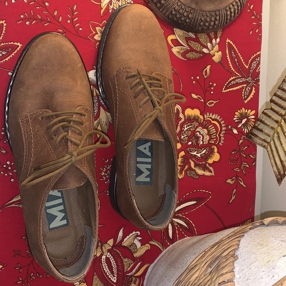 MIA Women’s Brown Leather Oxfords Size 6M.  In like new condition - no defects. - Picture 2 of 7